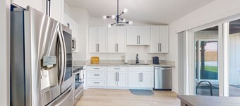 Modern home with huge yard, putting green, fast wifi & central AC