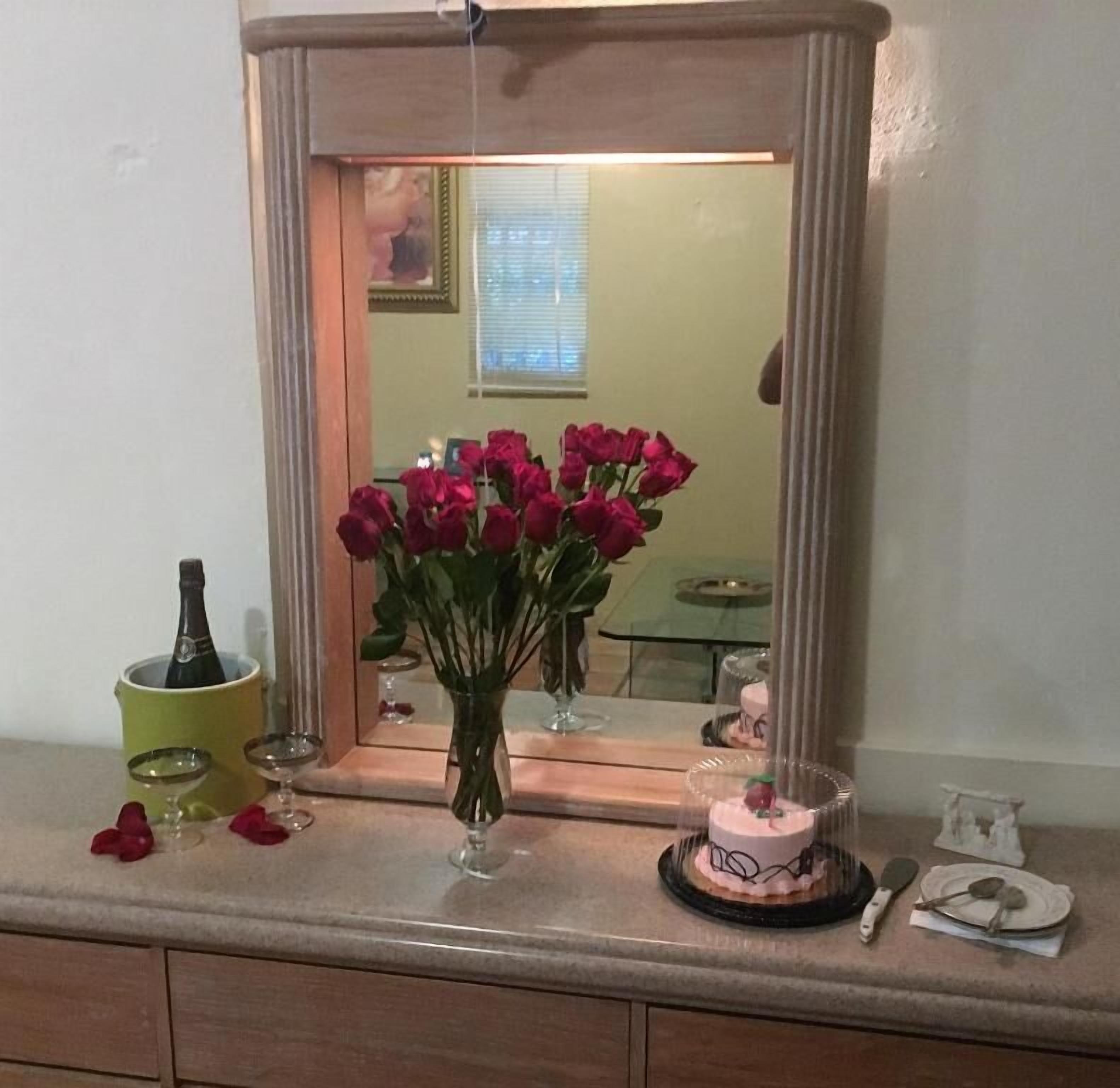 Suite | Blackout drapes, iron/ironing board, free WiFi