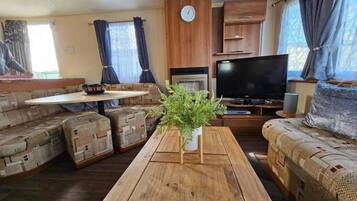 Chalet rustique | Aire de séjour | Téléviseur, foyer