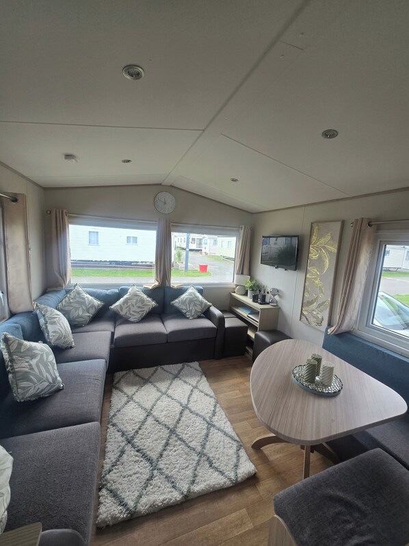 TV, fireplace - Caravan Kirsty 3 Bedroom (Rhyl)
