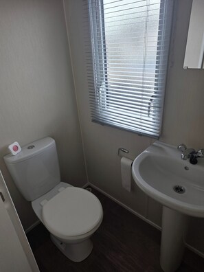 Shower, toilet paper - Caravan Paul Sleeps 6 With Free Parking (Rhyl)