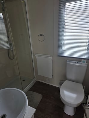 Shower, toilet paper - Caravan Paul Sleeps 6 With Free Parking (Rhyl)