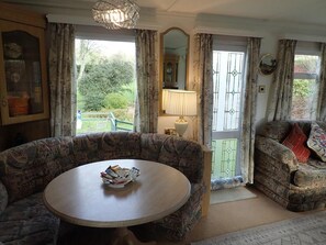 Alpehytte | Oppholdsområde | TV og peis