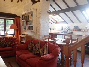 Hus | Vardagsrum | Tv och eldstad