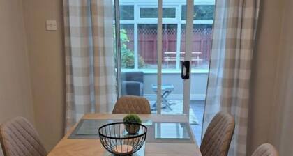 3 BED HOUSE, UPTO 5 GUESTS