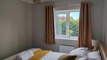 3 bedrooms, iron/ironing board, WiFi, bed sheets