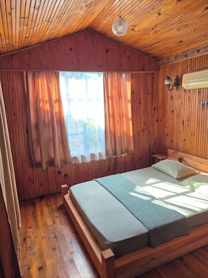 Habitació quàdruple econòmica, balcó, vistes al jardí | Roba de llit
