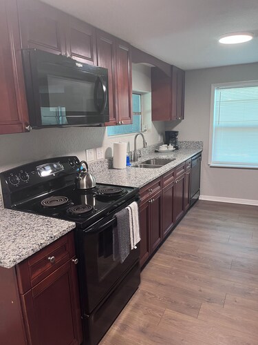 Spacious 4-bedroom house in charming Lakeland with AC, WiFi, washer and dryer