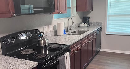 Spacious 4-bedroom house in charming Lakeland with AC, WiFi, washer and dryer