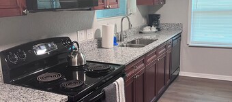 Spacious 4-bedroom house in charming Lakeland with AC, WiFi, washer and dryer