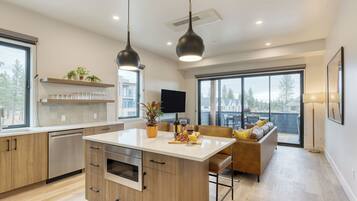 House, 3 Bedrooms | Private kitchen | Full-size fridge, microwave, oven, stovetop