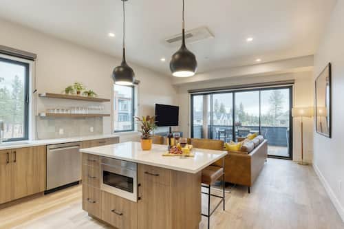 House, 3 Bedrooms | Private kitchen | Full-size fridge, microwave, oven, stovetop