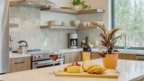 Cafetera/tetera, refrigerador con freezer, microondas, horno