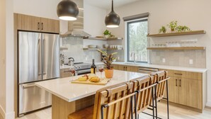 Cafetera/tetera, refrigerador con freezer, microondas, horno