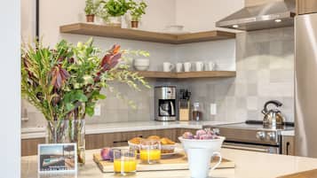 House, 2 Bedrooms | Private kitchen | Full-sized fridge, microwave, oven, stovetop