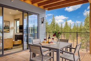 Outdoor dining - The Aerie Suites by AvantStay (Bend)