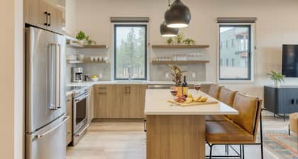 The Aerie Suites by AvantStay – Modern Comfort with Mountain Views