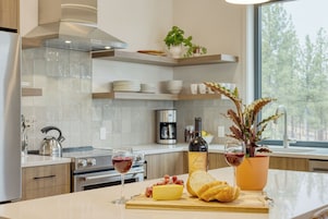 House, 3 Bedrooms | Private kitchen | Full-size fridge, microwave, oven, stovetop