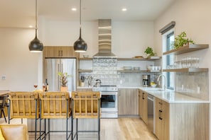 Casa, 3 quartos | Cozinha privada | Geladeira grande, micro-ondas, fogão, cooktop