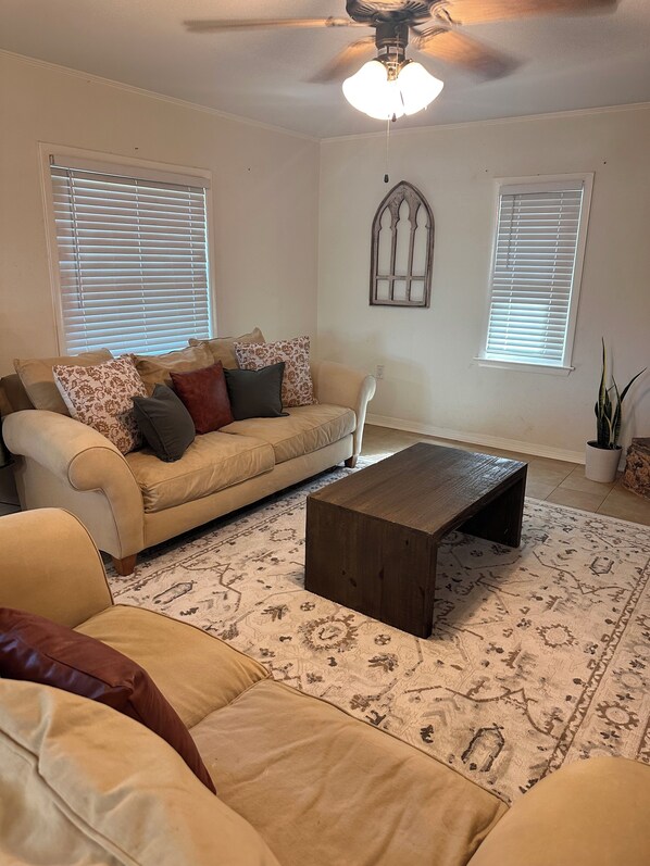 TV - 2-bedroom house in charming Foley with AC, WiFi. Relax and unwind (Foley)