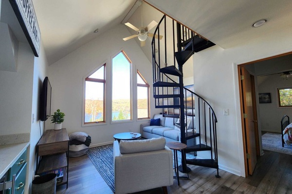 Een smart-tv, een open haard en boeken