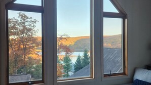 Una habitación con un ventanal grande que ofrece vistas a un paisaje pintoresco.