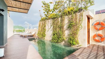 2 kolam renang terbuka