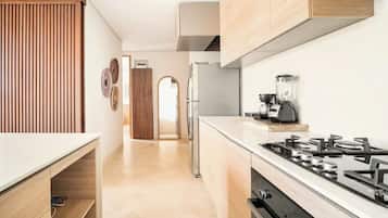 Apartment, Balcony, City View | Dapur peribadi | Peti sejuk