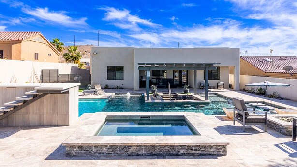 A modern house with a swimming pool, outdoor seating, and a patio area. - Havasu Peruvian - Resort Style Home, Swim Up Bar, Spa, FirePit (Lake Havasu City)