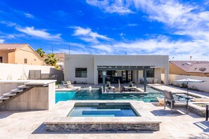 A modern house with a swimming pool, outdoor seating, and a patio area. - Havasu Peruvian - Resort Style Home, Swim Up Bar, Spa, FirePit (Lake Havasu City)