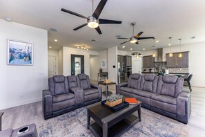 Smart-TV, Kamin, Stereoanlage