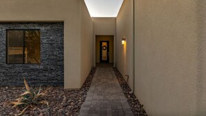Exterior - Havasu Peruvian - Resort Style Home, Swim Up Bar, Spa, FirePit (Lake Havasu City)