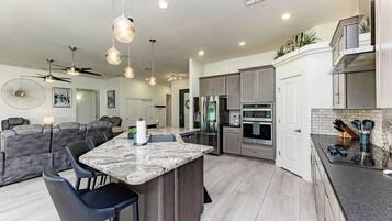 Réfrigérateur, micro-ondes, four, plaque de cuisson