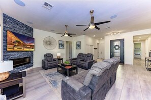 Smart TV, chimenea y estéreo