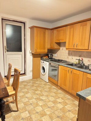 Mikrovågsugn, ugn och diskmaskin