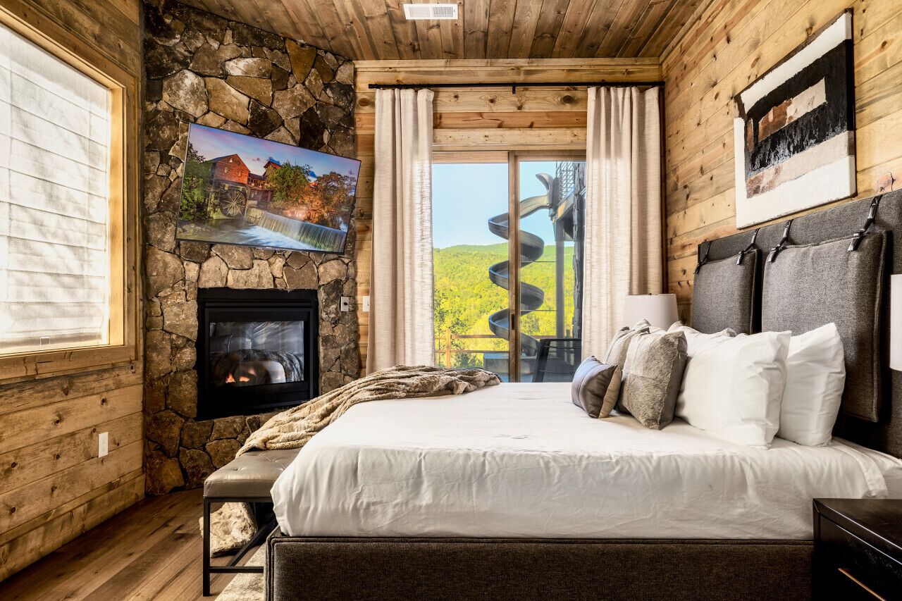 5 bedrooms, desk, iron/ironing board, travel crib