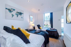 2 habitaciones, tabla de planchar con plancha y cuna de viaje