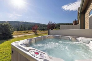 Outdoor spa tub - Elk Haven Retreat close to Big Sky, MT town center (Big Sky)