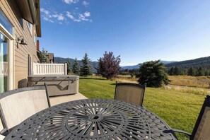 Outdoor dining - Elk Haven Retreat close to Big Sky, MT town center (Big Sky)