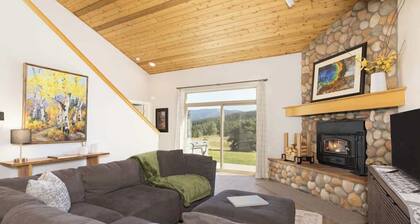 Beautiful furnished 3 bedroom with dates open fo summer 2026! Walking distance to town center!