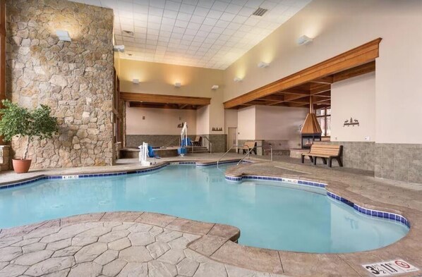 Piscine intérieure, piscine extérieure