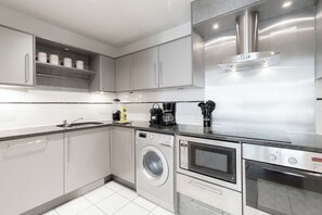 Fridge, microwave, oven, stovetop - Super Stylish Cutest Couples Luxury XL City Escape (London)