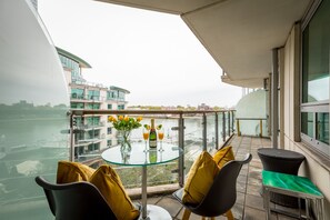 Outdoor dining - Super Stylish Cutest Couples Luxury XL City Escape (London)