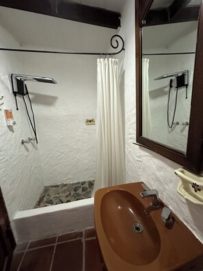 Habitación doble Confort, vista al patio | Baño | Regadera, secadora de cabello, toallas, jabón 
