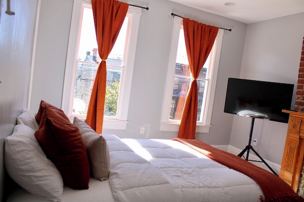 2 slaapkamers, een strijkplank/strijkijzer, reisbedje, gratis wifi