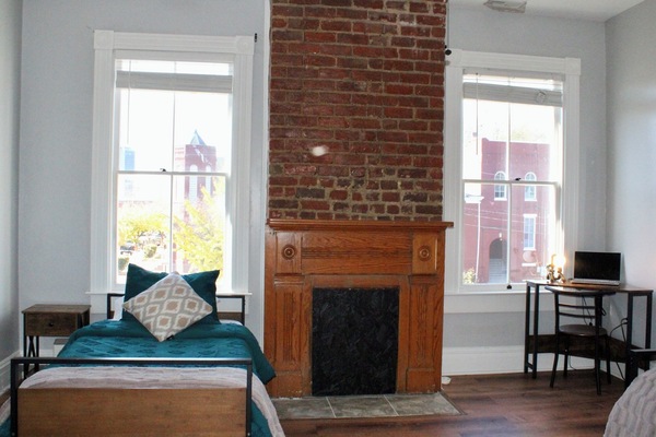 2 dormitoris, planxa i posts de planxar i un bressol de viatge