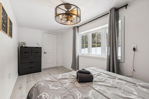 Room - Charming vacation home by the water—pets welcome! (Cayamant)