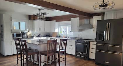 Charming waterfront cottage - pets welcome!