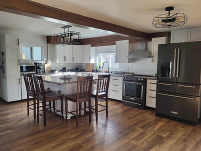 Charming waterfront cottage - pets welcome!