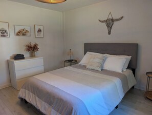 3 bedrooms, desk, WiFi, bed sheets - Charming waterfront cottage - pets welcome! (Cayamant)